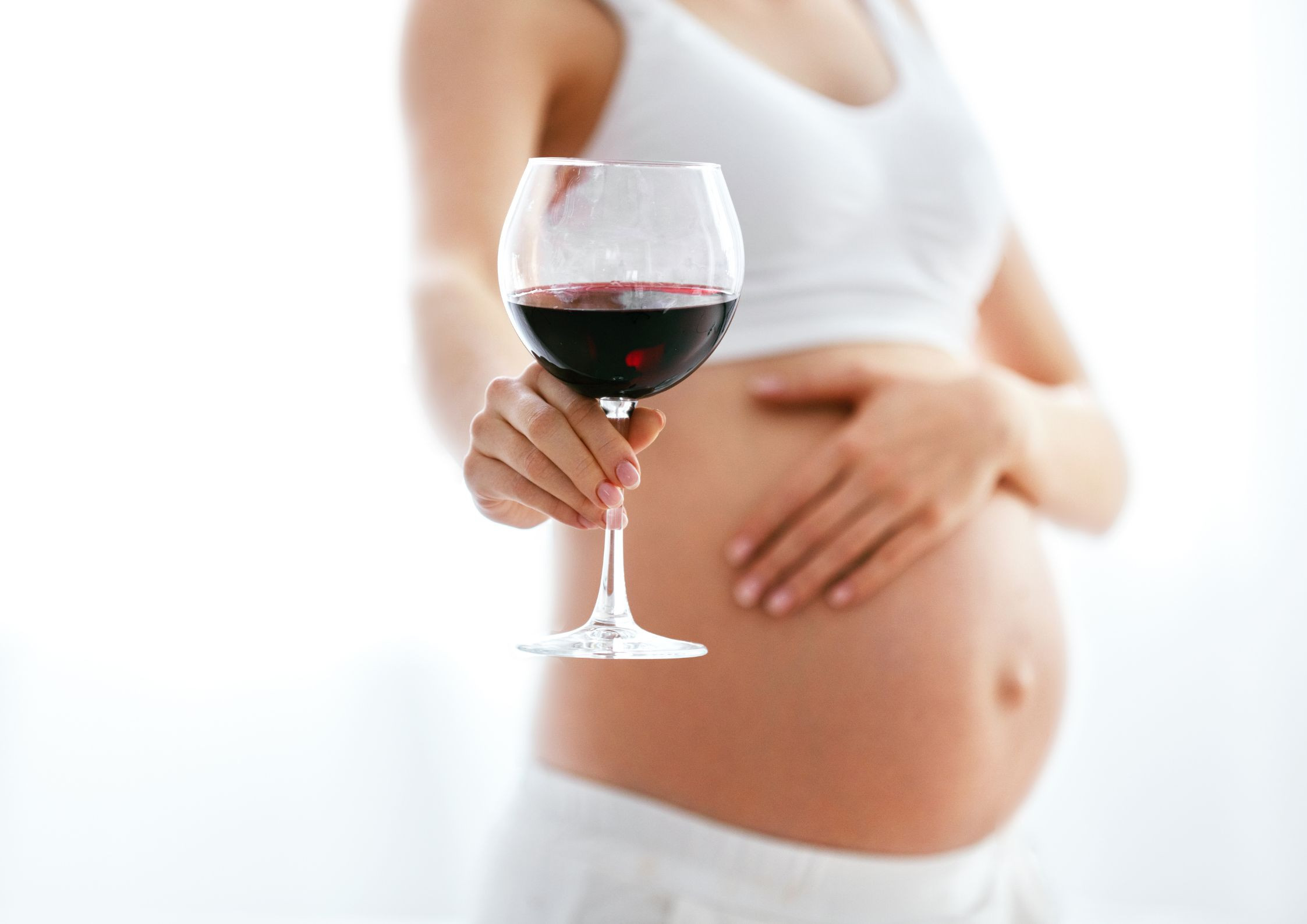 Jakie są skutki spożywania alkoholu podczas ciąży i jak uniknąć ryzyka?